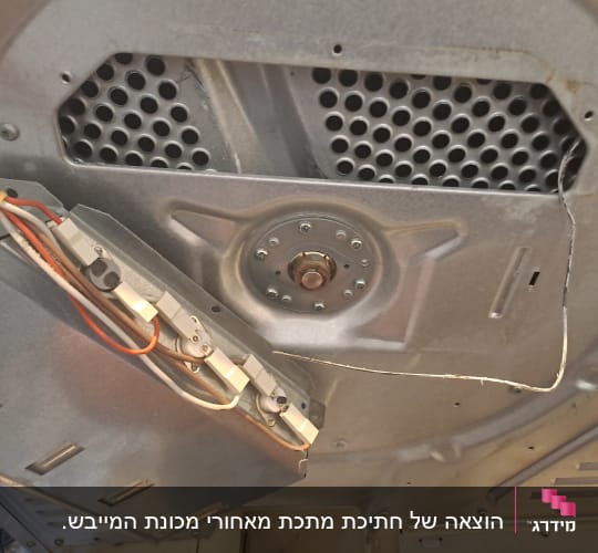 חלקים פנימיים של מכשיר חשמלי עם חוטים ומחברים